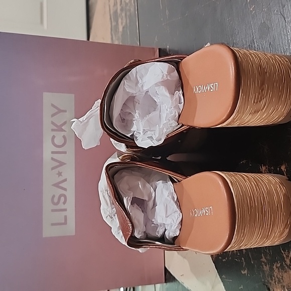 LISA & VICKY Vigor Clog In Chestnut Size 8 New In Box! - Picture 3 of 4